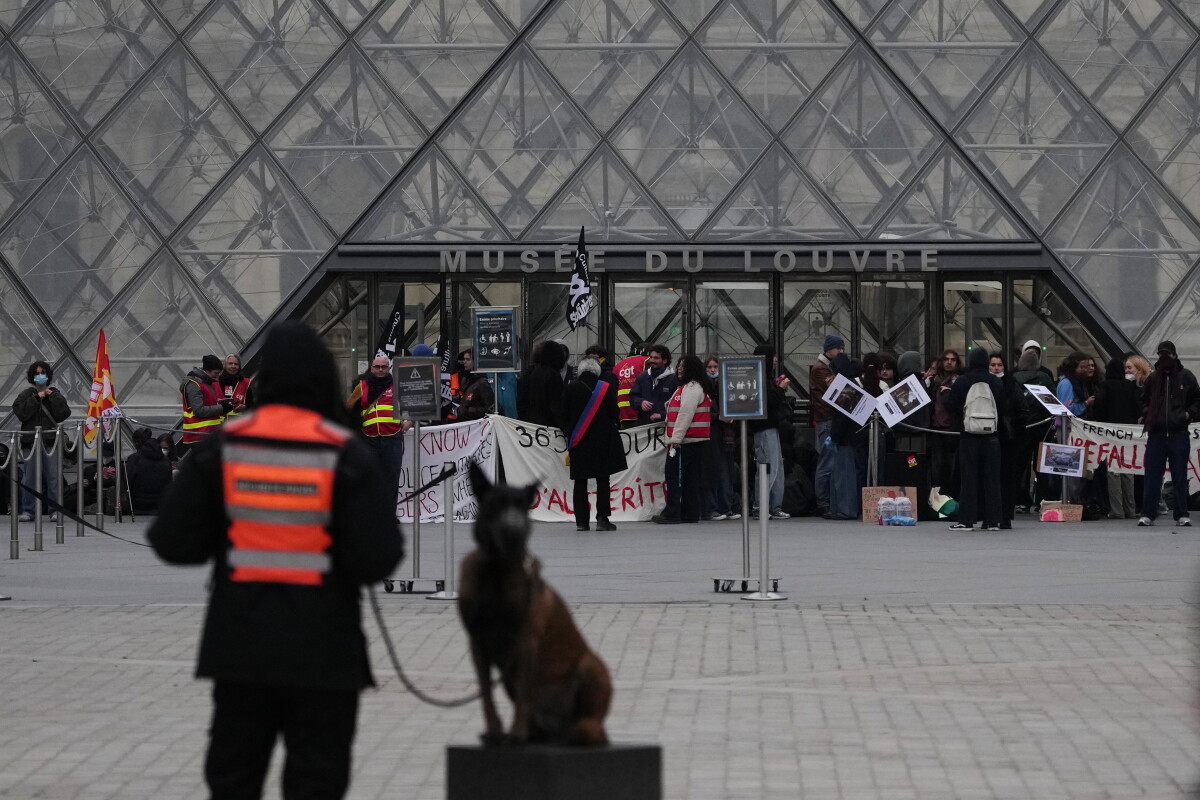 Louvre and other Paris museums to close as France prepares for Saturday protests
