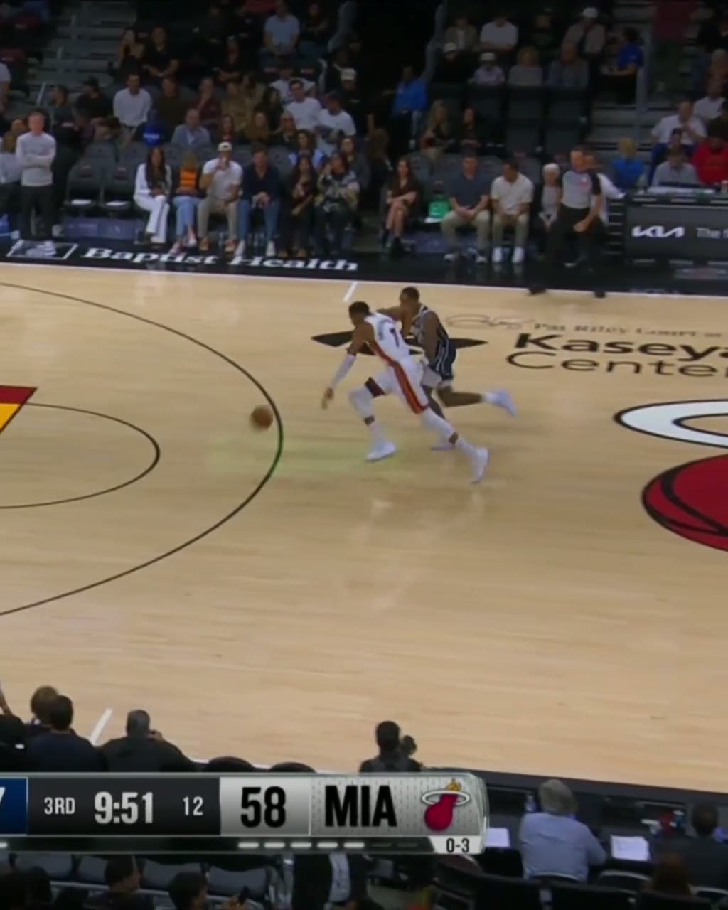 Giannis throws down a dunk over Daniel Gafford in clip